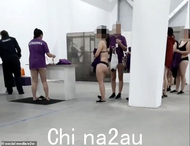 脱衣搜查发生在早上工作人员到达和晚上离开场所