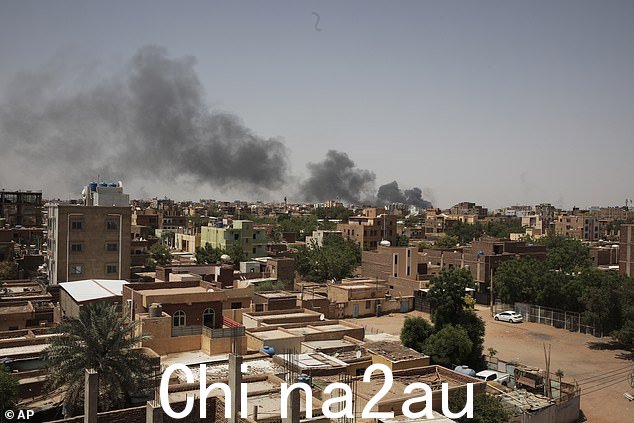 周六,苏丹喀土穆出现浓烟。在国际调停停火失败后,苏丹军队和快速支援部队在首都的战斗重新开始