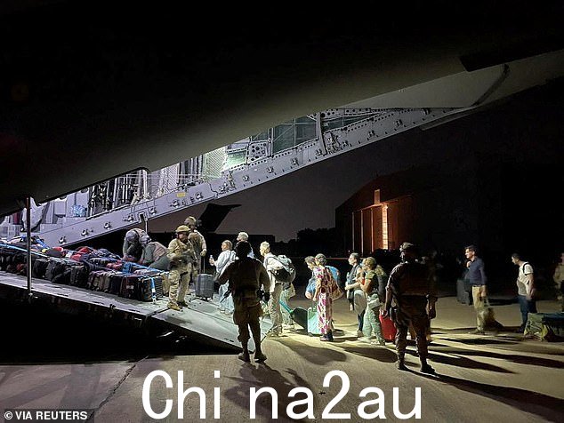 西班牙外交人员和公民周一在吉布提从苏丹撤离后在军用飞机外排队