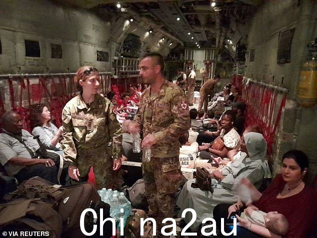 意大利公民周一从苏丹喀土穆撤离期间登上意大利空军 C130 飞机