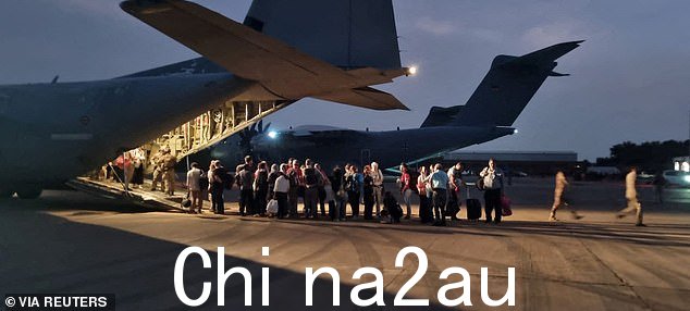 周一,意大利公民从苏丹喀土穆撤离期间登上意大利空军 C130 飞机
