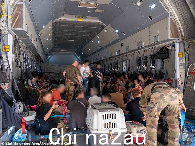 人们从喀土穆的法国军事空军基地出发,周日飞往吉布提