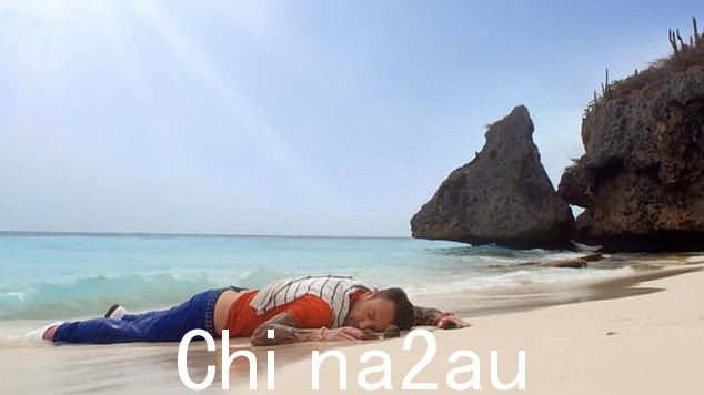 谈到在 2013 年为 Hot Hot Hot 拍摄视频时,他解释说:'我不得不漂浮到水中,然后我到达了热带岛屿,然后我的电话响了,我我一觉醒来就想‘我在哪里?’