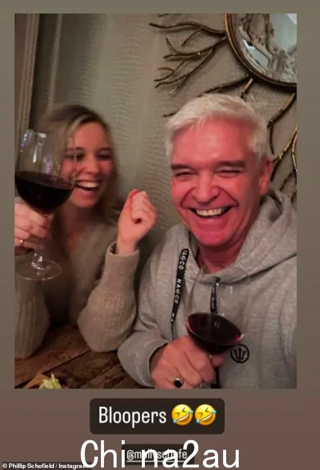 笑:这位 61 岁的主持人一边喝红酒一边和女儿莫莉一起喝酒和吃饭,摆出一副勇敢的样子