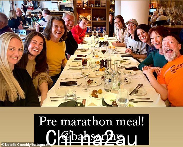 Happy:这群人似乎精神抖擞,因为他们享受了马拉松赛前的一顿饭