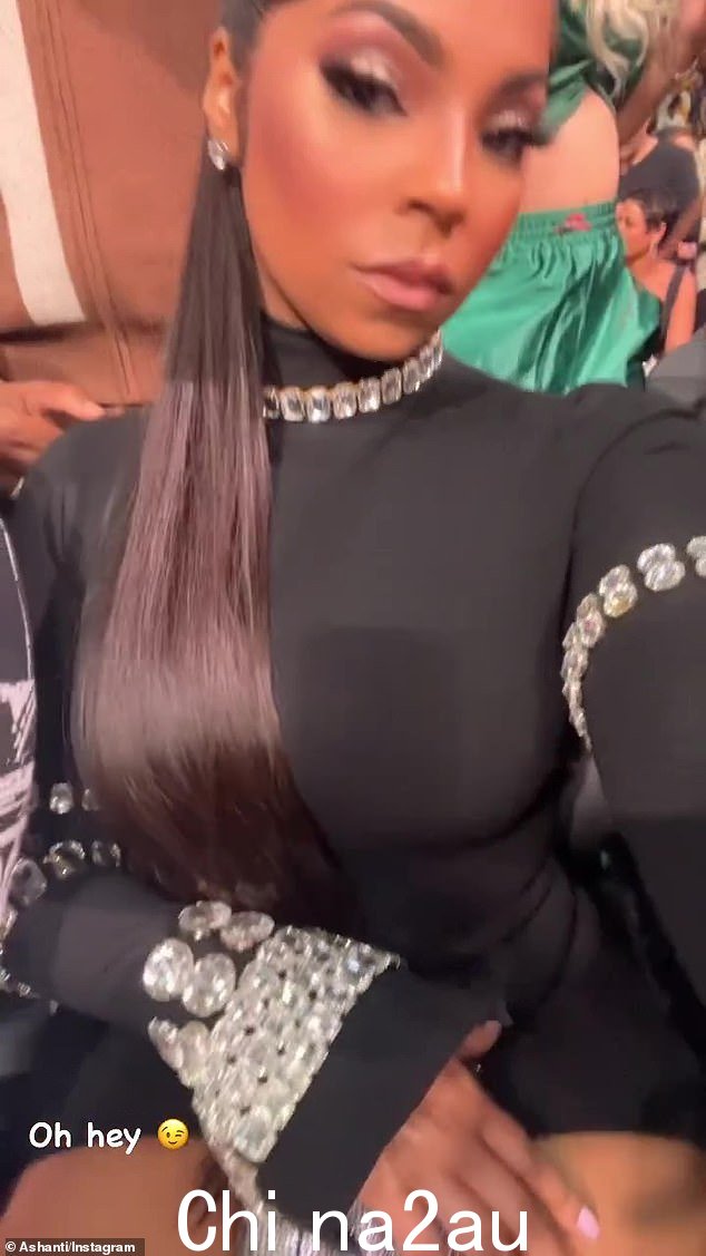 '哦嘿!' Ashanti(姓道格拉斯)身穿一件价值 3,745 美元的 Dolce & Gabbana x Kim Kardashian '及腰连衣裙,采用 Jersey Milano Rib with Rhinestones' 搭配齐腰人造马尾辫