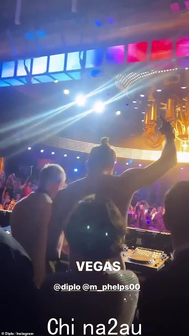 兴奋:菲尔普斯和 Diplo 在转盘后面兴奋地尖叫