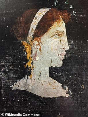 现代坎帕尼亚赫库兰尼姆别墅的一幅画描绘了一位红发女人,她的面部特征、王冠和饰有精致珍珠镶嵌发夹的发型让人联想到埃及艳后的遗像