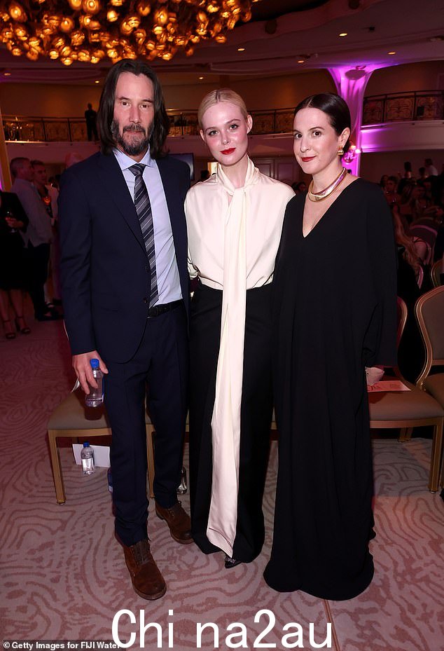 三人一组:他与 Elle Fanning 和 Sara Moonves 合影