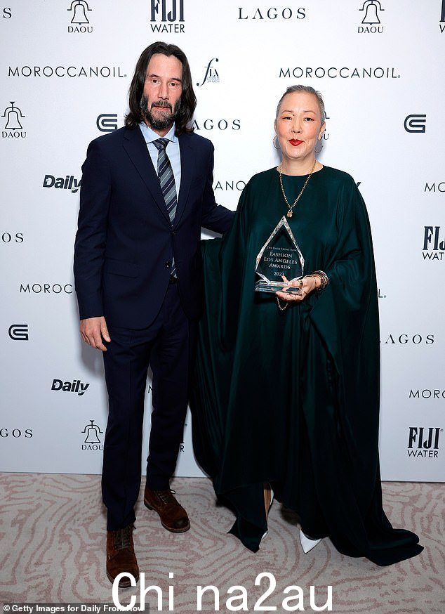 相当不错:基努·里维斯 (Keanu Reeves) 出人意料地出现在时尚颁奖典礼上,当时他正在为时尚远见奖获得者 Jeanne Yang 颁奖