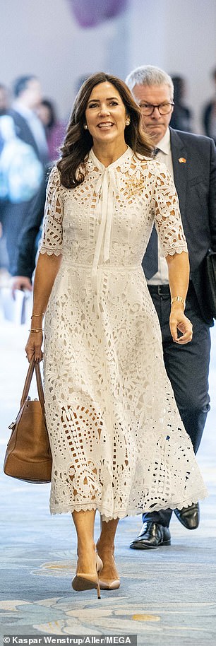 Mary 也选择了蕾丝,2022 年在越南穿着 Temperley London 礼服
