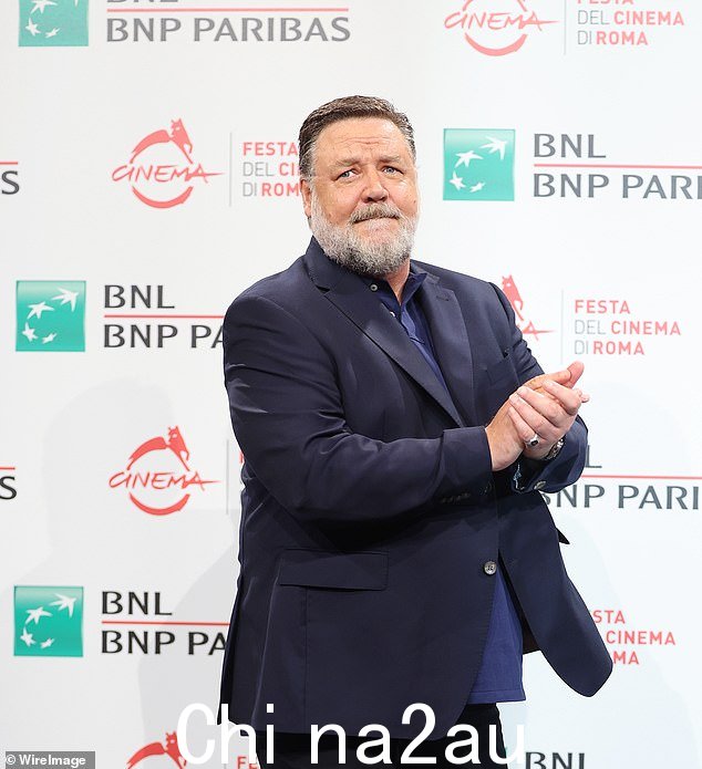 Russell Crowe 透露他对在他 2000 年的热门电影《角斗士》中的表演有很大的保留意见,将剧本标记为“绝对垃圾”。图为