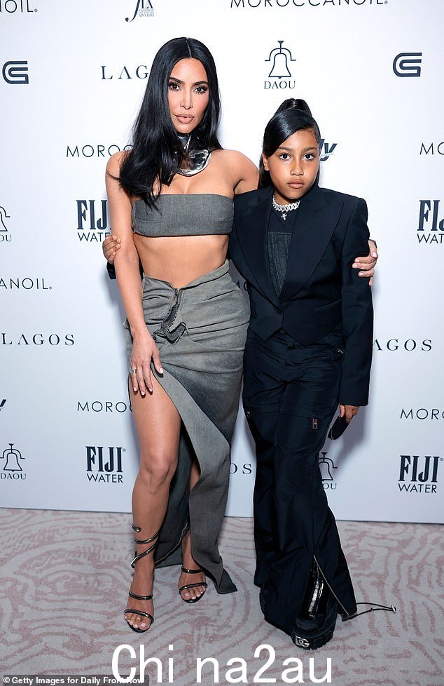 邦德:金·卡戴珊 (Kim Kardashian) 和她 9 岁的女儿 North West 一起走上红地毯,炫耀她不断收缩的腰身