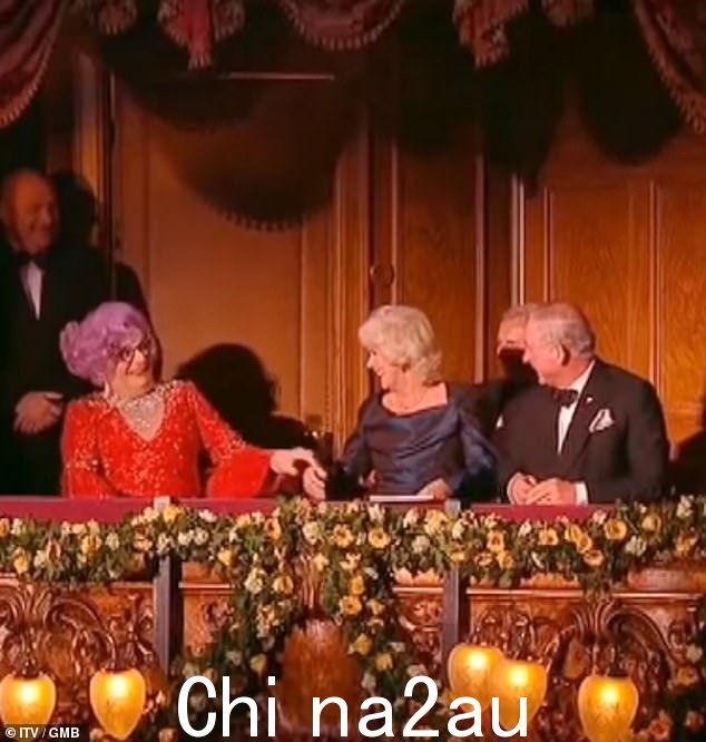 早安英国向 Barry Humphries 表示敬意,他于周六在悉尼圣文森特医院去世,享年 89 岁,播放了一段片段,其中他在 2013 年皇家综艺节目中让查尔斯国王和卡米拉王后感到惊讶