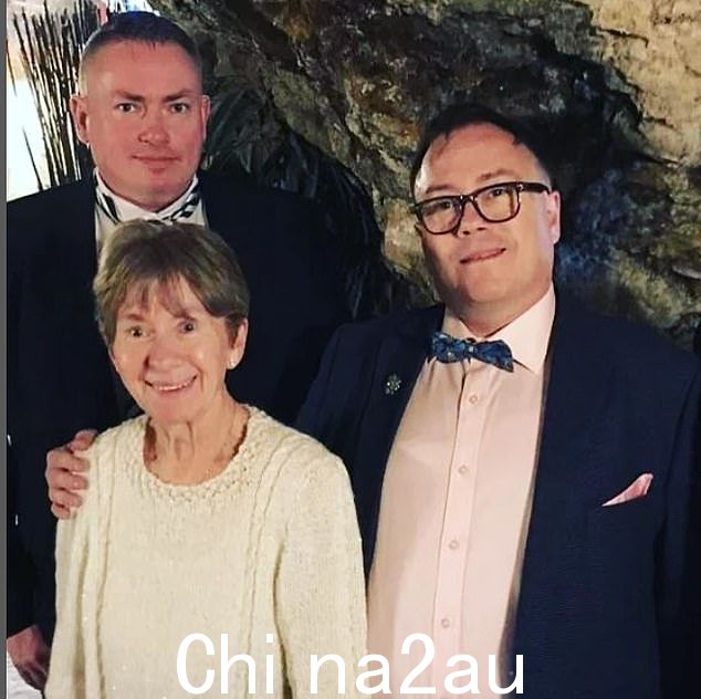 Dale 在 ITV 的热门肥皂剧 Emmerdale 中饰演 Simon Meredith,Philip Meeks 说,他对自己的状况感到“失望”并且“无法应对”。图为 Dale,左,与母亲 Pat 和兄弟 Philip