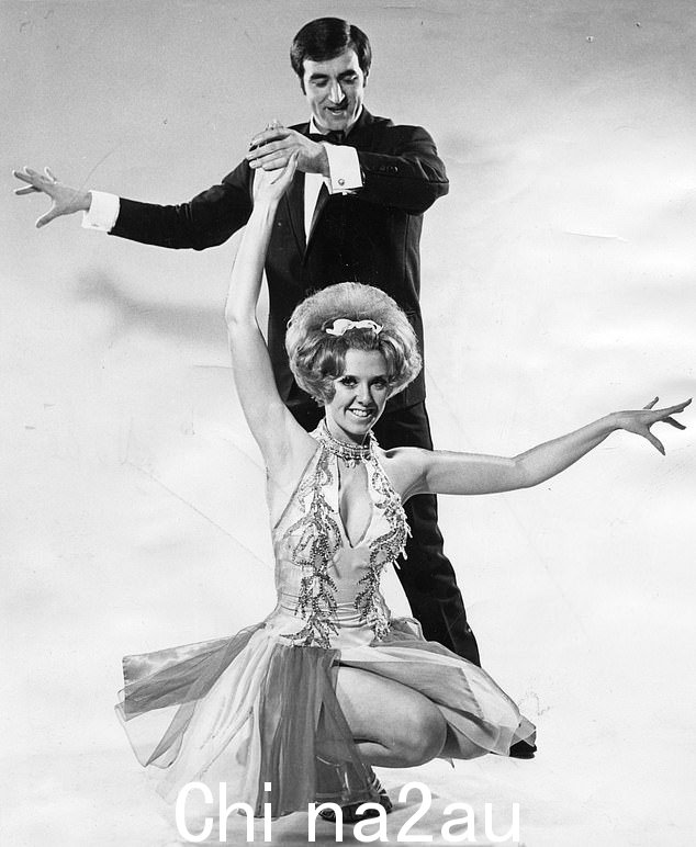Len Goodman 19 岁开始学习国标舞,专门从事展览表演,表演各种举重动作。他被拍到与第一任妻子 Cherry Kingston 跳舞