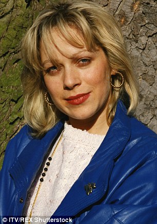 1990 年到 91 年间,他可能只在 Grove 中扮演 Polly 的短短七集(见左图 1989 年),但 Denise Welch 在长期的电视肥皂剧中获得了更大的名气” =