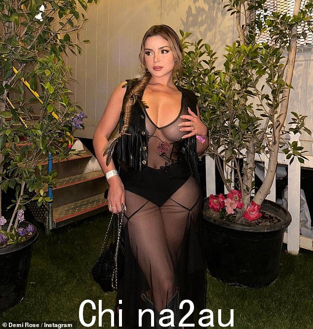 Racy:这位 28 岁的模特在穿上无胸罩的网眼超长款内衣并在下面穿了一条黑色丁字裤时转过头来