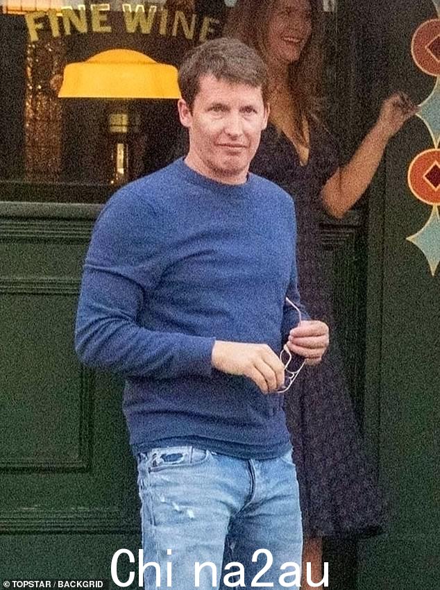 姐妹们在郊游时加入了一些一线明星朋友,包括 James Blunt 和 Piers Morgan