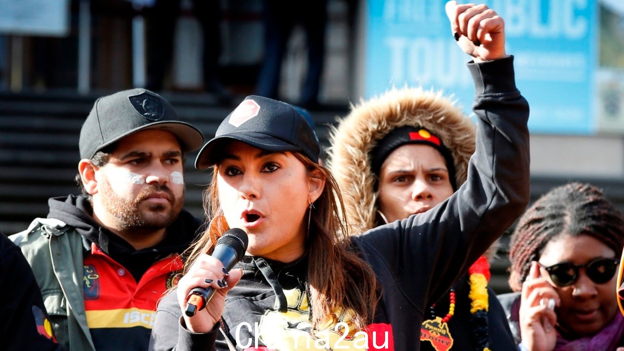 Lidia Thorpe 可能是一个“反对声音的‘秘密武器’:博尔特” /><p>独立参议员莉迪亚·索普 (Lidia Thorpe) 在解释了导致她受到负面报道和强烈反对的一系列争议背后发生的事情后,表达了对她人身安全的担忧。</p><p >这位前绿党参议员在一次全新的采访中告诉活动家 Tom Tanuki,她是虐待的目标。</p><p>“澳大利亚联邦警察多次建议我,我需要注意我在哪里去吧,我可能会成为目标,”她周二表示。</p><p>这是在一段病毒式传播的视频之后发布的,该视频展示了她在墨尔本一家脱衣舞俱乐部外对男性的口头攻击,索普女士坚持认为她是在自我表演-防御并受到种族主义的影响。</p><img class=
