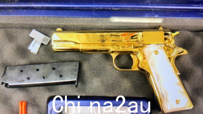 24 克拉镀金据称周日在一名 28 岁美国妇女的行李中发现了手枪。图片:Australian Border Force