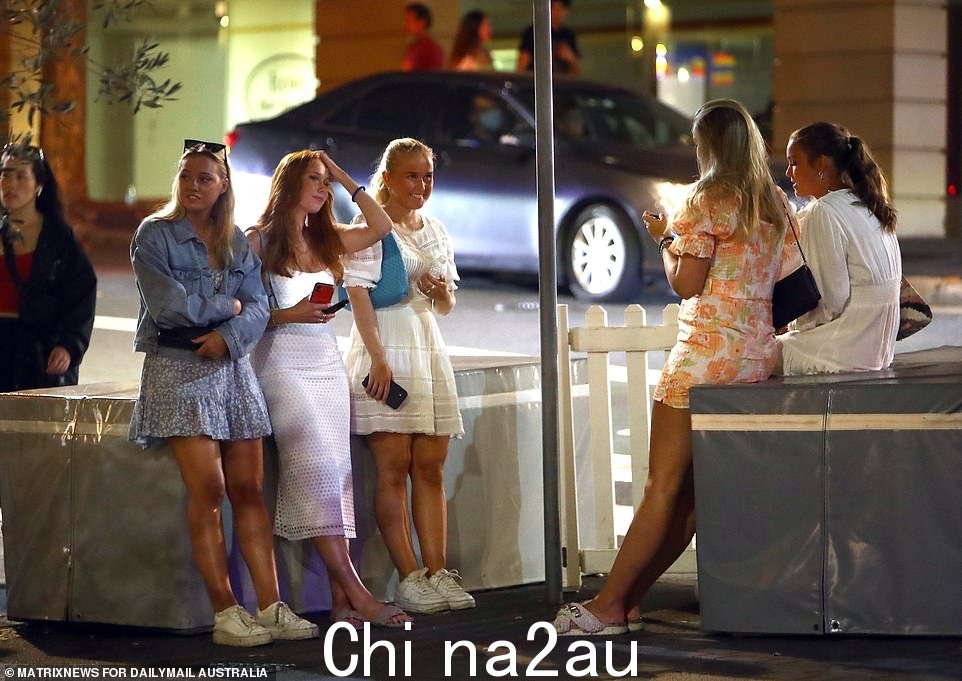 女孩们来了:这些女士们在夜幕降临时停下来聊天