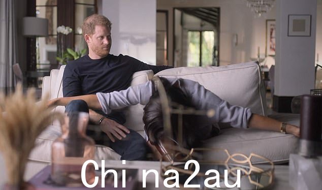 在 Harry & Meghan Netflix 真人秀中 - 不好意思,纪录片系列 - 梅根戏剧性地嘲笑了向已故女王行屈膝礼的感觉,她痛苦的丈夫在一旁傻眼地看着。