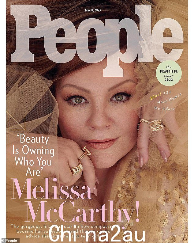 不错的选择!Melissa McCarthy 在今年的人物杂志“美丽一期”中脱颖而出。这位伴娘明星说登上封面“感觉就像是在对我年轻的自己,对我 20 岁的自己说一些非常可爱的话。也许对其他人也是如此。”周二人们透露了麦卡锡的选择和周五登上杂志架的封面