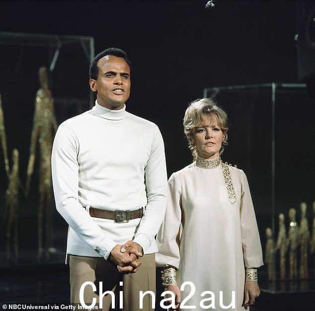 Harry Belafonte 与白人歌手 Petula Clark 在他们备受争议的表演中《荣耀之路》的 ce,展示了不经意间的跨种族接触