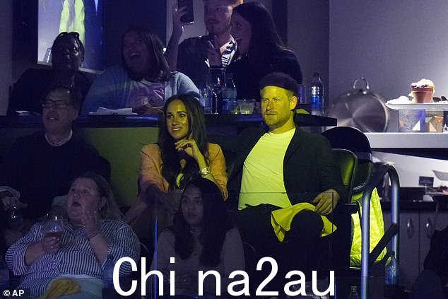 在湖人队获胜期间,聚光灯落在了这对夫妇身上