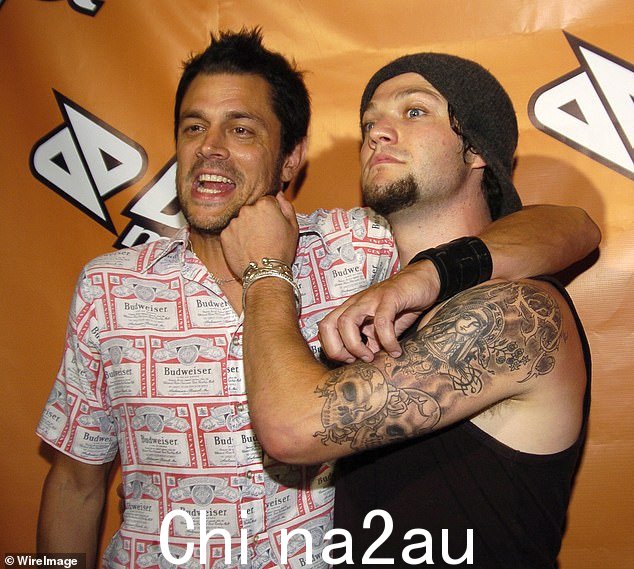 Margera,右,与 Johnny Knoxville 一起在 Jackass 电影系列中成名,左