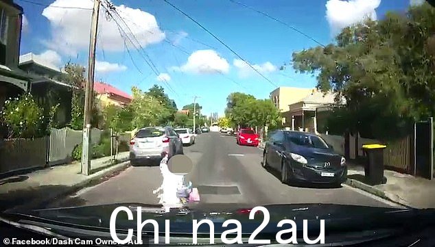 一个小女孩在被车撞(如图)并在安静的郊区街道上被撞翻后不可思议地逃脱了