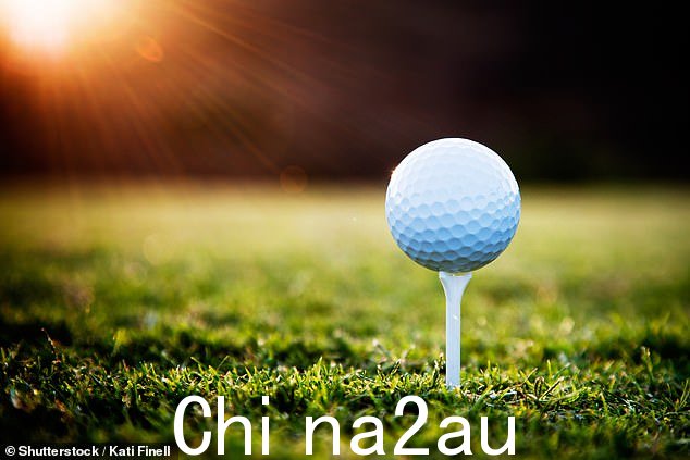 谈论一杆进洞!年轻高尔夫球手的不寻常生理意味着俯身捡球时看到他的一个睾丸卡在腹部狭窄的空间里