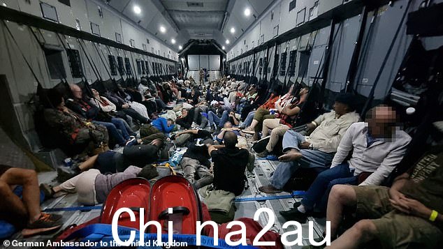 图:大约 400 名德国人和来自 20 多个国家的国民,包括英国公民,从喀土穆撤离