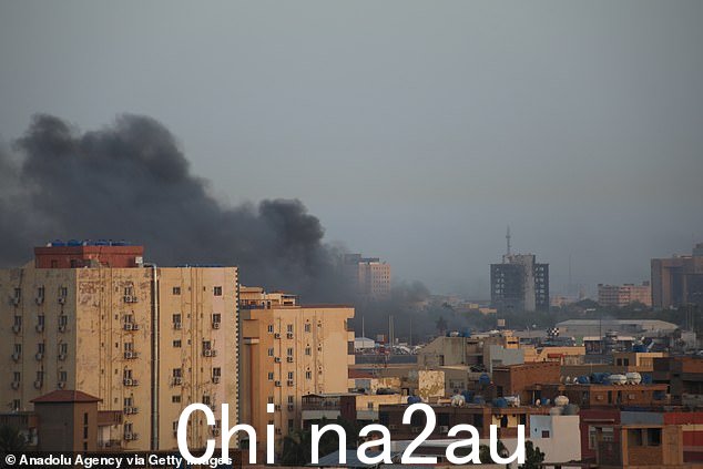 一名英国医生在苏丹试图营救他的母亲时腿部中弹,当时该国陷入混乱,他的女儿透露。图:苏丹首都喀土穆上空冒出浓烟, 星期六