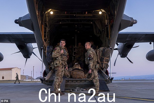 周二英国士兵登上一架C-130大力神飞机飞往苏丹