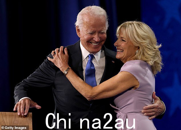 Joe 和 Jill Biden 在 2020 年民主党全国代表大会期间,由于 COVID 大流行而虚拟举行