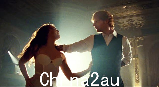 敬畏:看到 Sheeran 在 Thinking Out Loud 音乐视频中跳舞