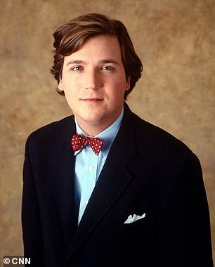 Tucker Carlson 在 CNN 任职期间闯入有线电视新闻界,在那里他以打领结而闻名。照片摄于 2003