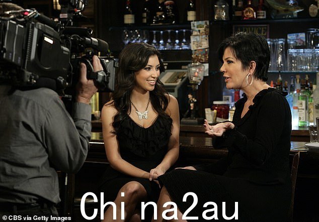 明星力量! Kim 和妈妈 Kris Jenner 在 2009 年的老爸老妈浪漫史中