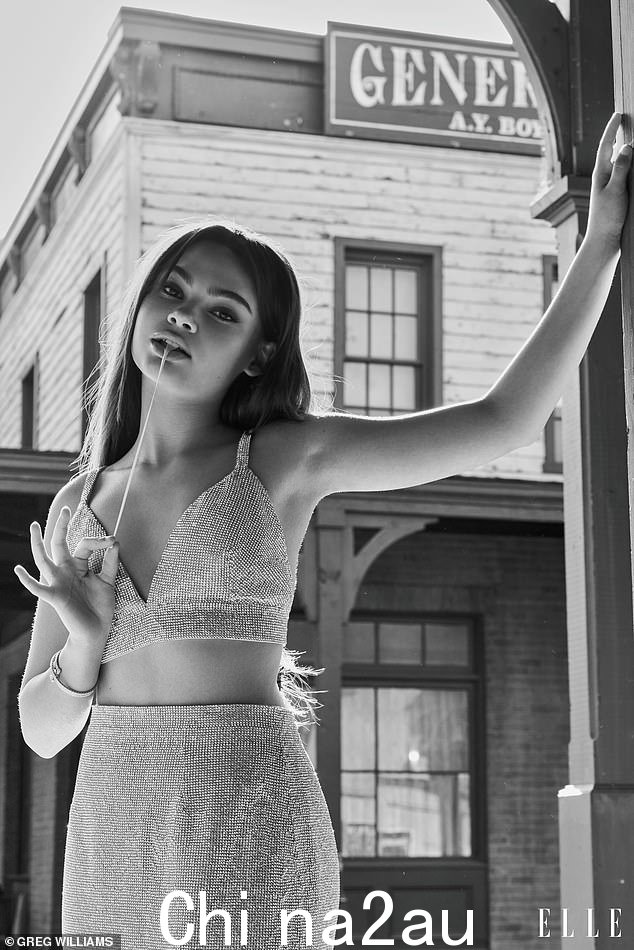 风格:芭比娃娃女演员 Ariana Greenblatt,15 岁,穿着 Dolce & Gabbana 套装在加利福尼亚为 Elle 摆姿势时看起来魅力四射