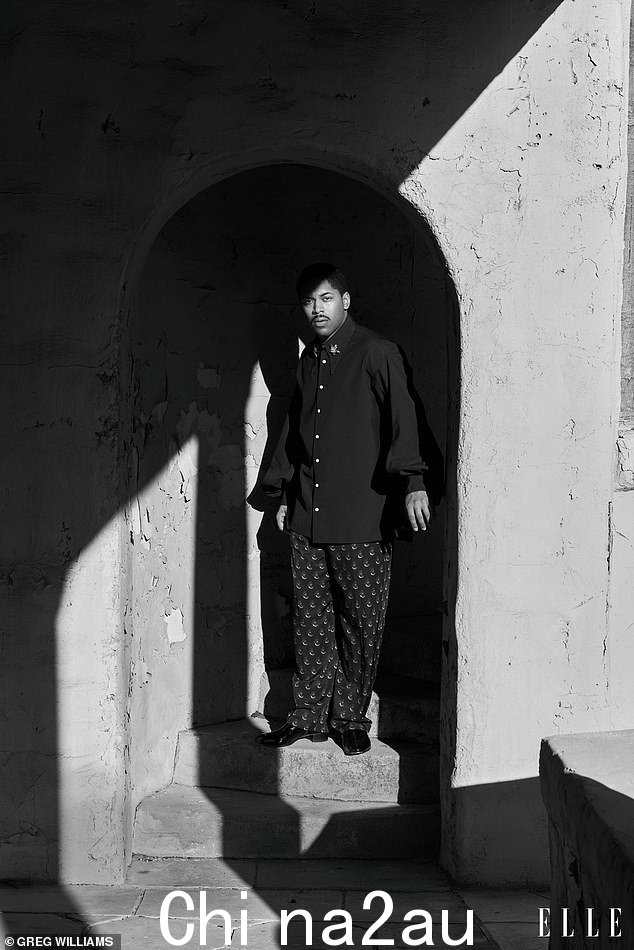 看起来不错:Chevalier 明星 Kelvin Harrison Jr.,28 岁,穿着 Willy Chavarria 衬衫和 Dries Van Noten 裤子