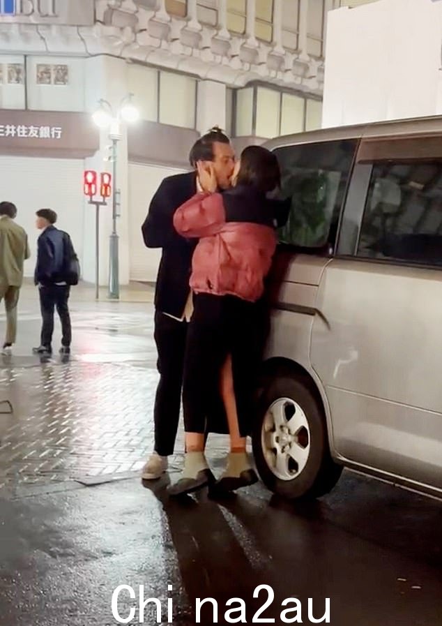 两个?在有人看到她在东京街头热情地亲吻 Harry Styles 几周后,她就被 DJ 看到了。
