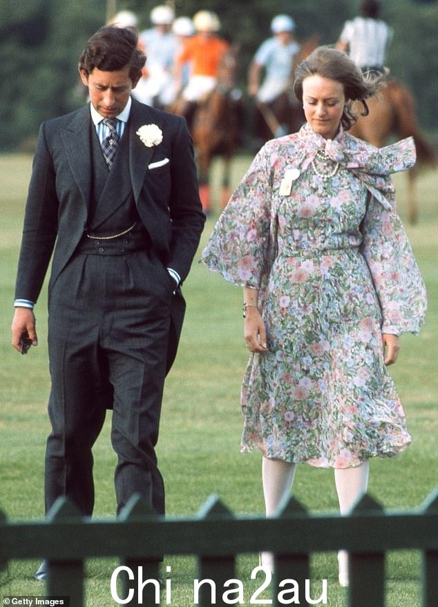 Caroline Longman 是已故女王伊丽莎白的教女和出版商 Mark Longman 的女儿。1979 年,查尔斯和卡罗琳在温莎大公园出现