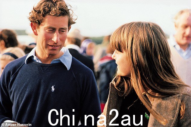 查尔斯从小就认识惠灵顿公爵的独生女简·韦尔斯利夫人。许多人认为她很适合成为查尔斯的新娘。两人合影于 1977 年