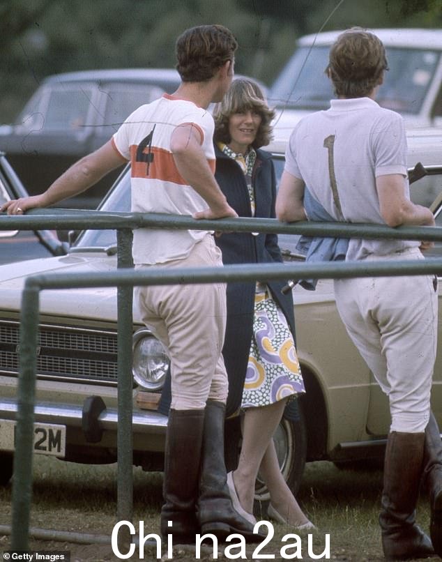 他们在 1970 年和 1973 年之间有断断续续的关系,当时卡米拉于 1973 年与安德鲁帕克-鲍尔斯结婚。图为:查尔斯和卡米拉在 1972 年的一场马球比赛后