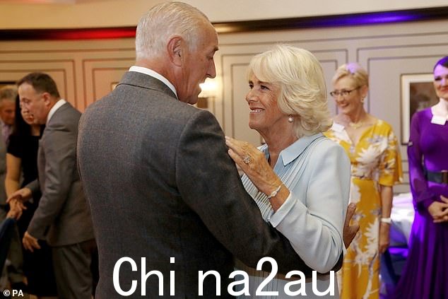 皇家认可印章:Len Goodman 与王后卡米拉共舞。已故王后是她的粉丝(卡米拉曾经是舞伴,也是昨天最先表示哀悼的人之一),这让他很高兴。