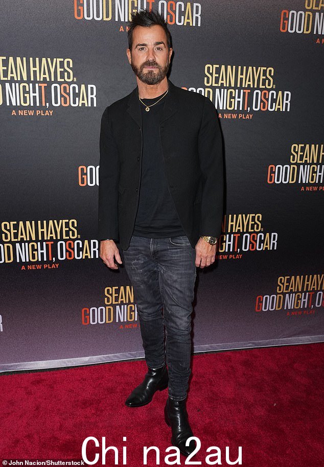 另外出席:Justin Theroux,曾与 Jennifer Aniston 结婚,穿着一条褪色的深灰色牛仔裤一件普通的黑色毛衣