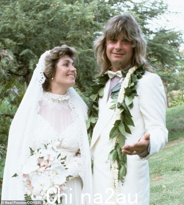 支持:作者标志性的歌手兼词曲作者丈夫 Ozzy Osbourne,74 岁,显然同意结果不是很好,并愿意付钱修复它:图为 1982 年他们的婚礼