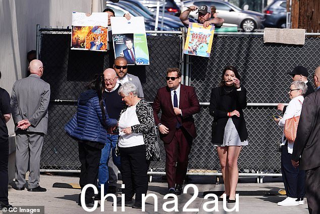 适合:Corden 穿了一件酒红色夹克和配套的裤子,与蓝色领带形成鲜明对比